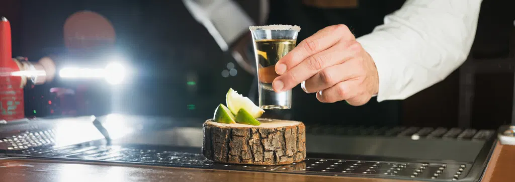 Tequila a fonfo, todo sobrel el tequila