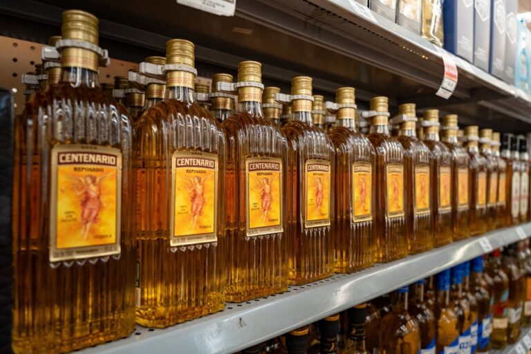 Botellas de tequila Centenario en Anaquel