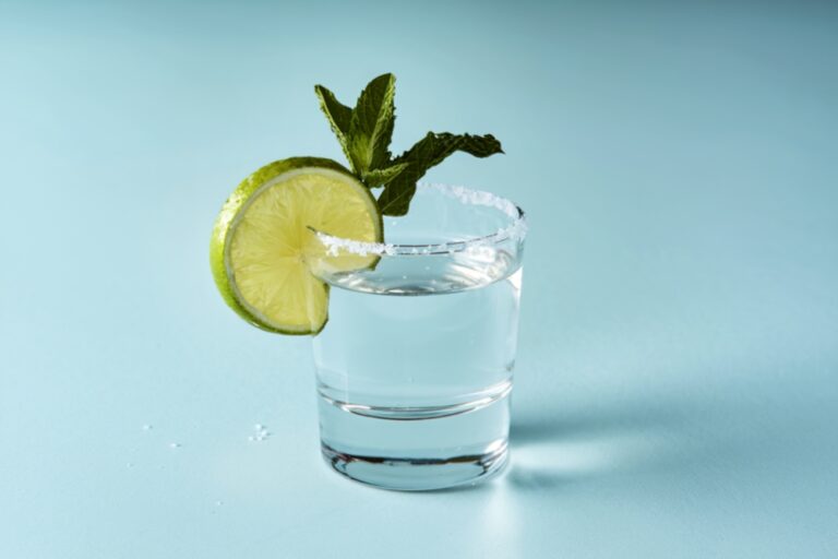 shot de tequila con sal y limón