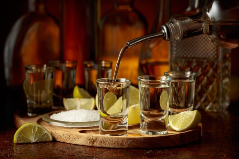 Sriviendo tequila para regalar