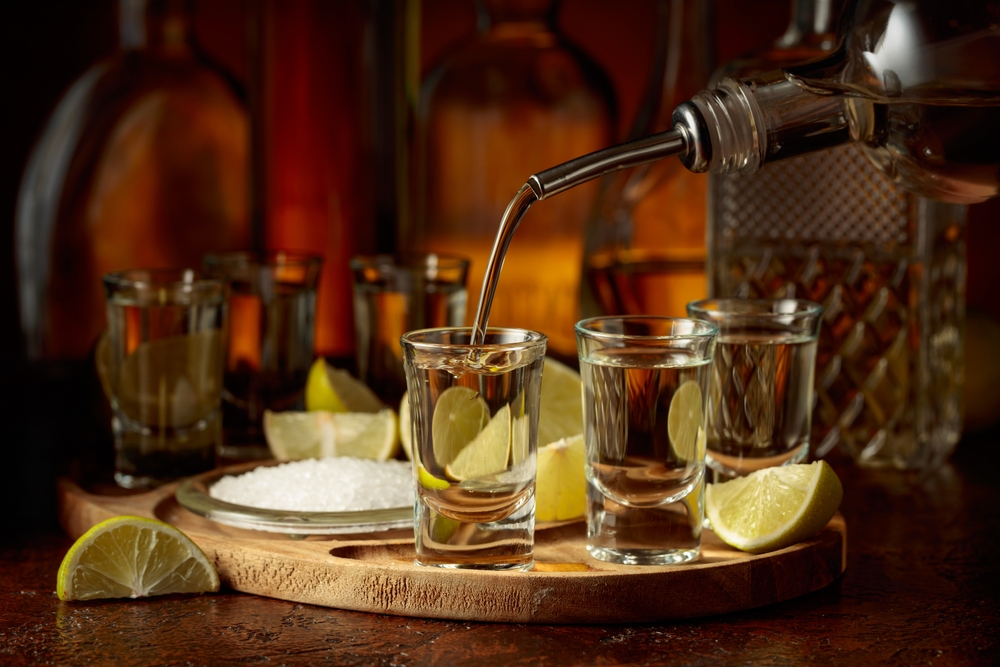 Sriviendo tequila para regalar